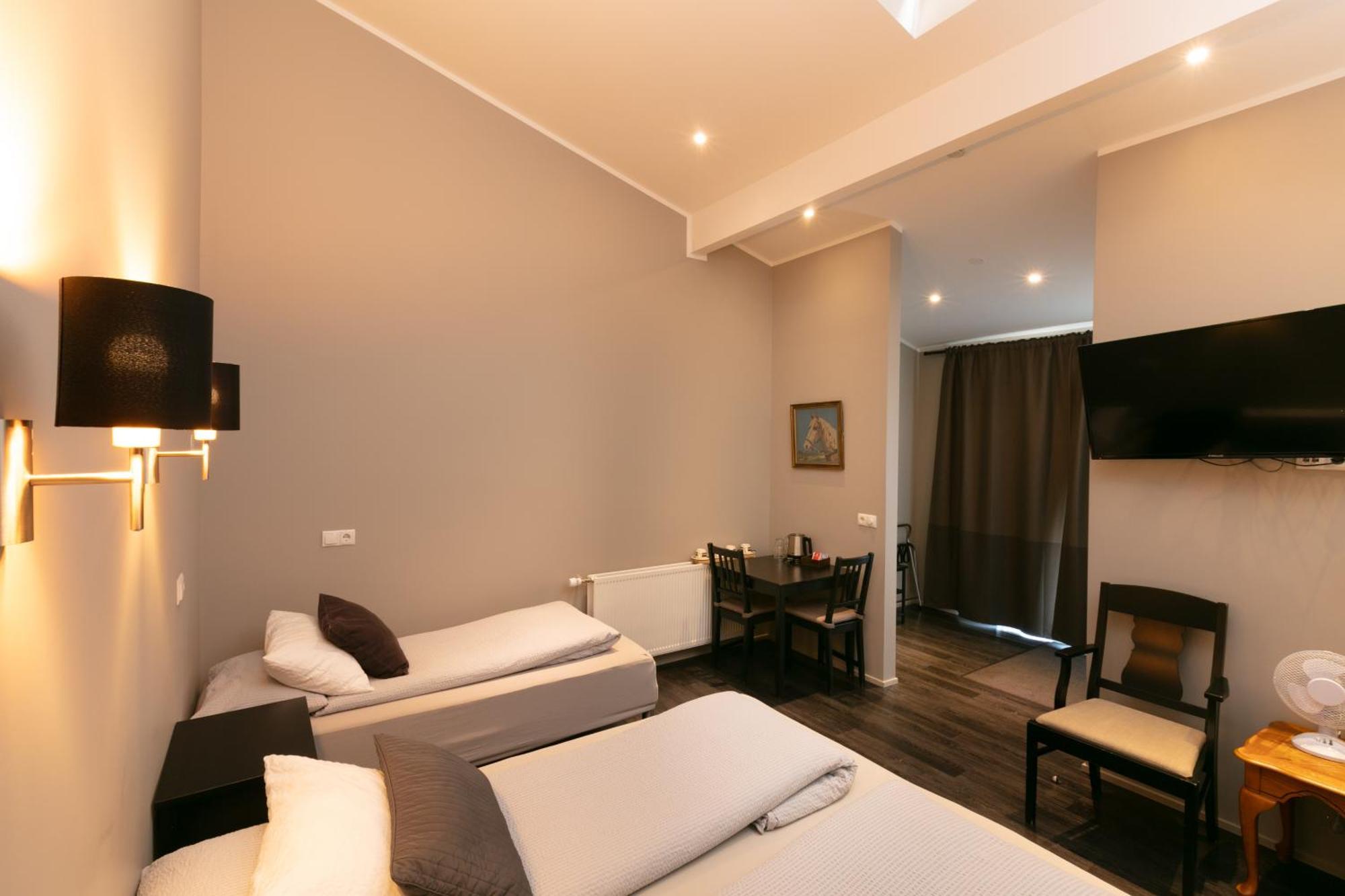 Karuna Guesthouse Saudarkrokur Bagian luar foto