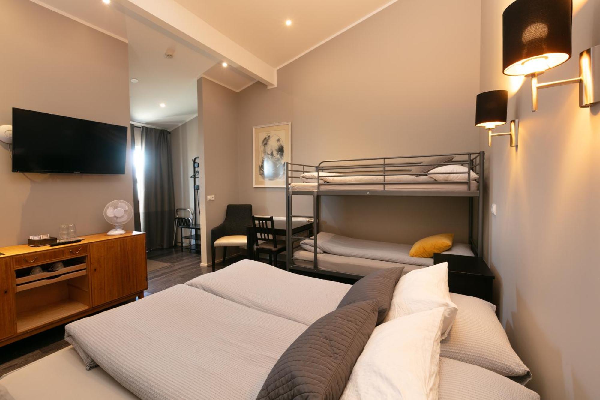 Karuna Guesthouse Saudarkrokur Bagian luar foto